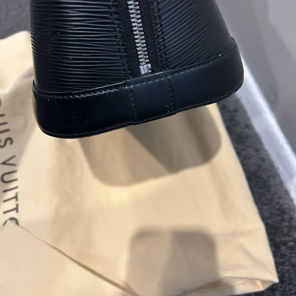 Louis Vuitton Alma Black Epi Leather Handbag.Authenticity
Guaranteed by Poshmark - Picture 10 of 10